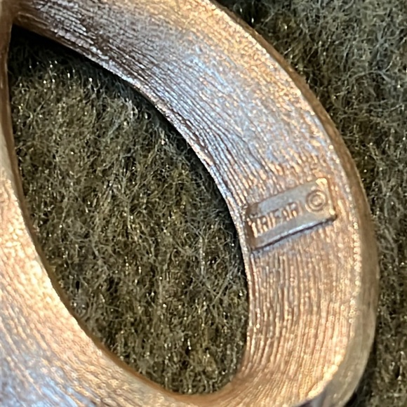 Crown Trifari Goldtone White Ribbon Enameled Pin - Picture 5 of 5